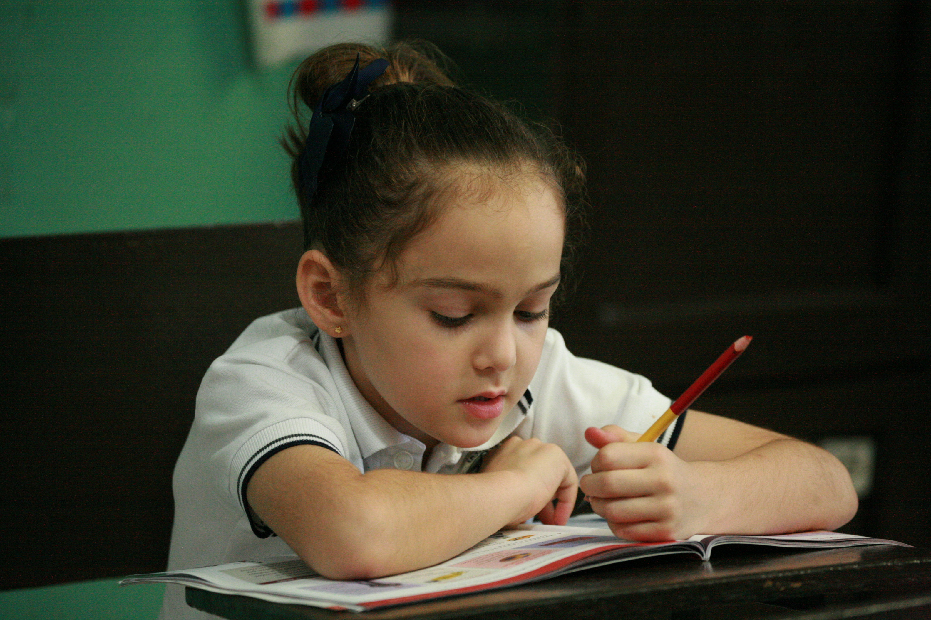 Estudiante concentrada